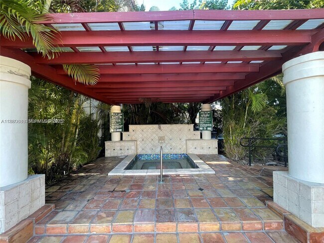 Building Photo - 10431 N Kendall Dr