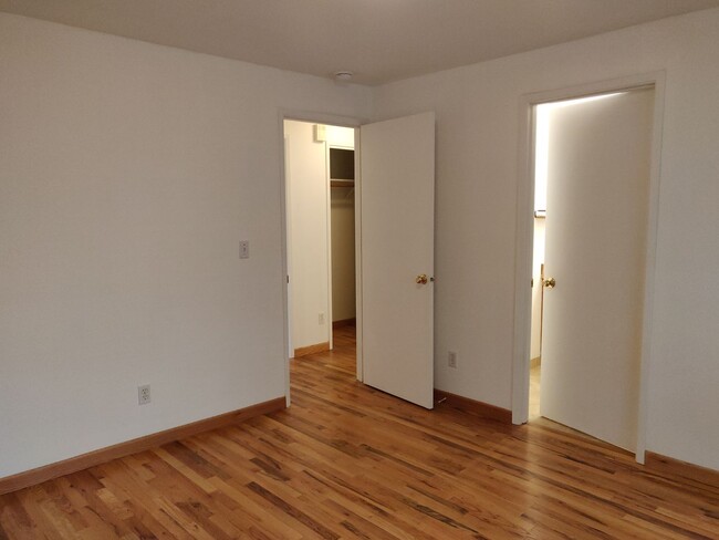 Building Photo - 2x2 duplex with a fenced yard, single-car ...