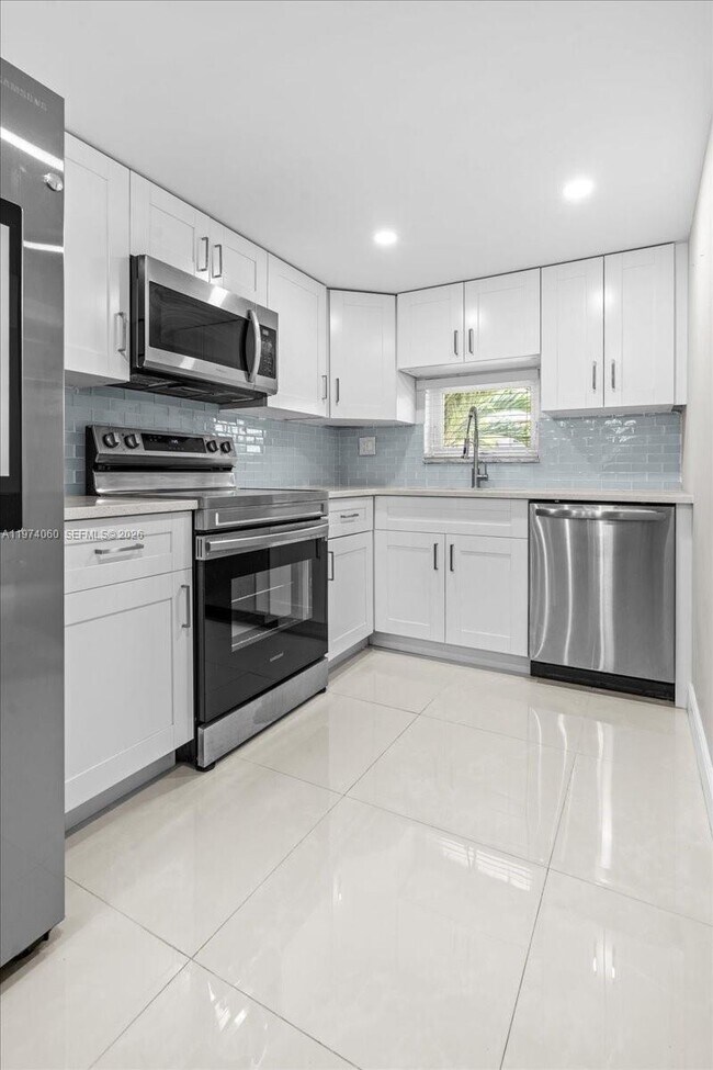 Building Photo - 811 S Hollybrook Dr