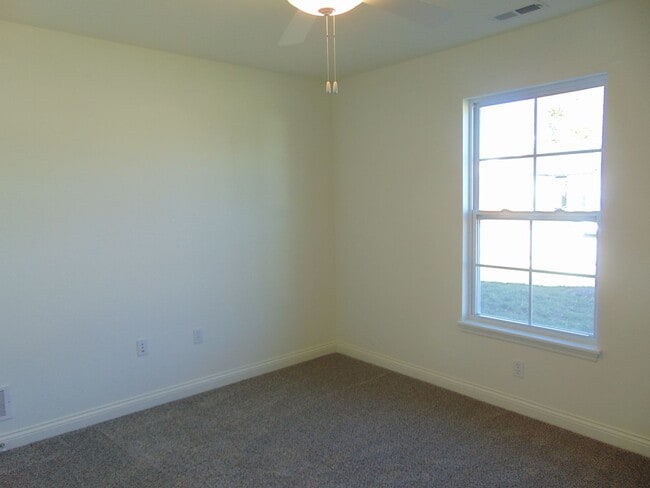 Building Photo - Sensational 3 Bed 2 Bath House!