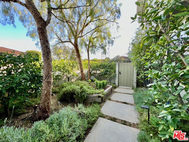 Building Photo - 6435 Innsdale Dr