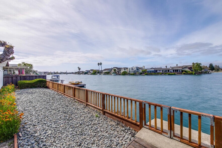 Building Photo - 255 Shearwater Is