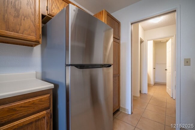 Building Photo - $2900 / 2 Bed/ 1 Bath/ 2 Parking IN HIDDEN VALLEY ESTATES