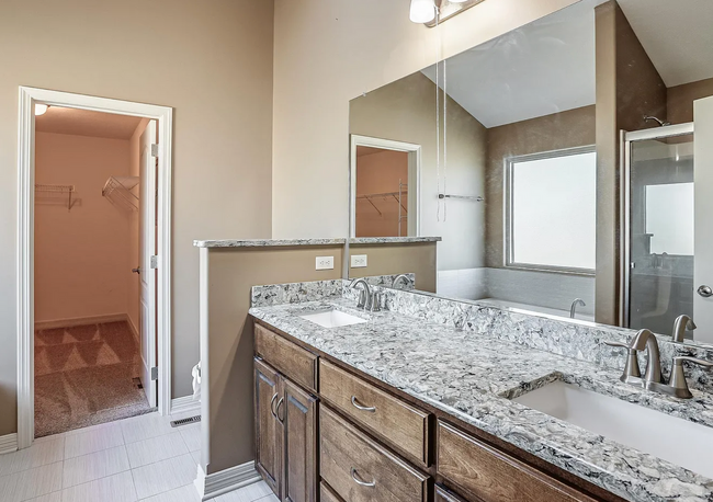Building Photo - 5 Bedroom in Falcon Ridge!!