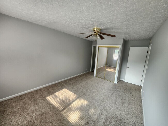 Building Photo - Beautiful 2 bedroom 1 bath 2nd floor condo...