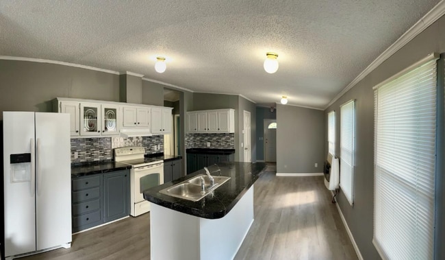 Building Photo - 2325 Snow Creek Rd