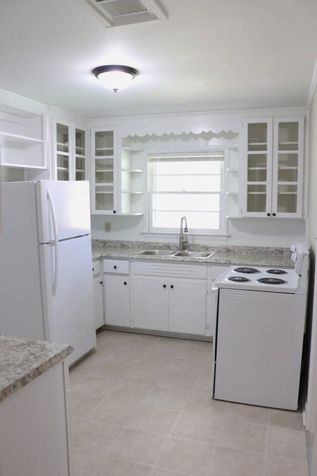 Building Photo - 3-Bedroom thats move-in ready and just waiting for you.