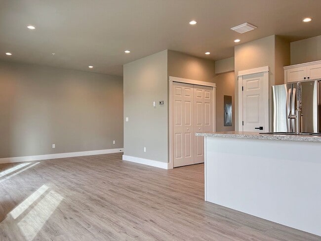 Building Photo - 2 bed/ 1.5 bath in Brand New Soldier Ridge Complex!