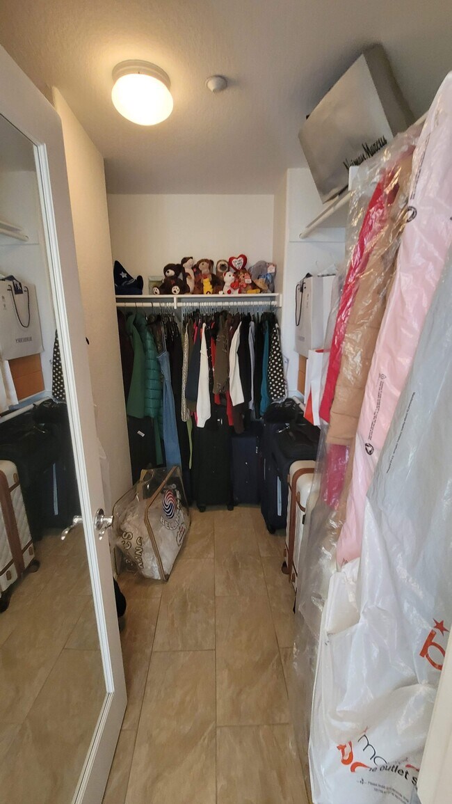 Building Photo - 2422 Pointe Pkwy