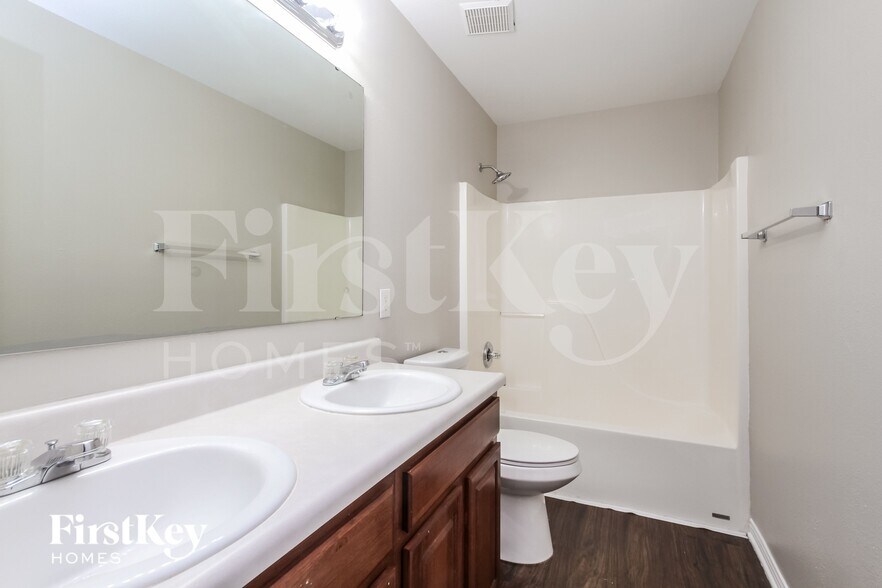 Building Photo - 2814 Rothe Ln
