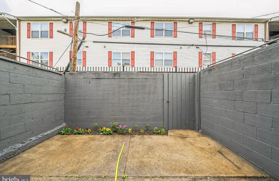 Building Photo - 1309 S 32nd St