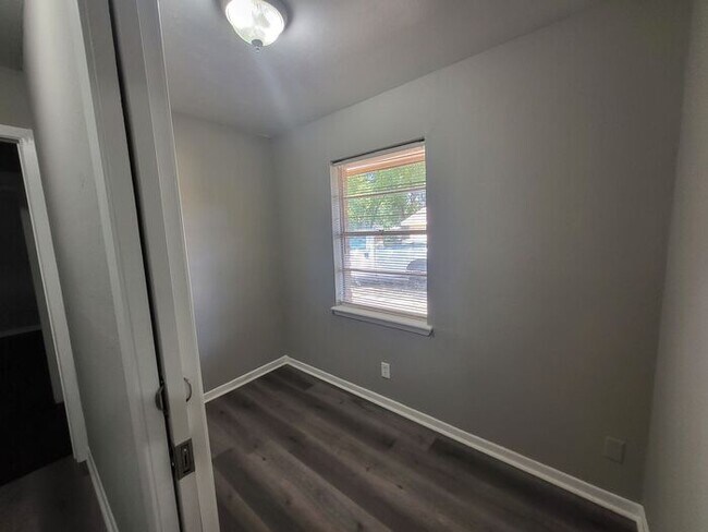Building Photo - 1503 E Wells Ave