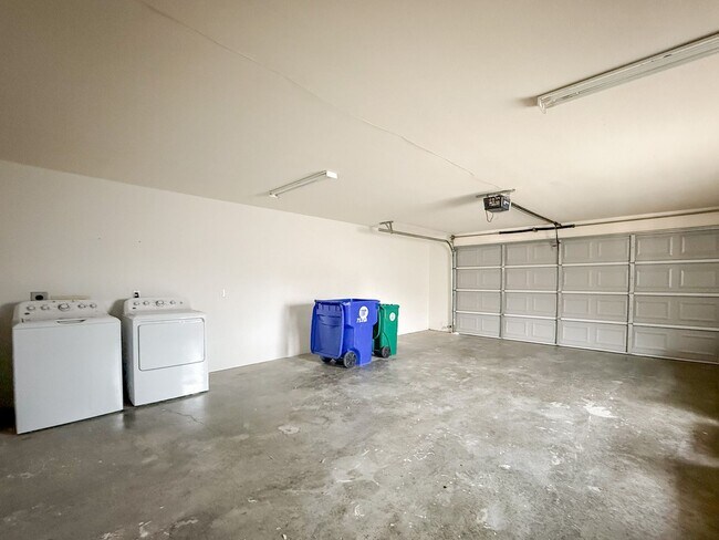 Building Photo - 29 Palms Home with Garage