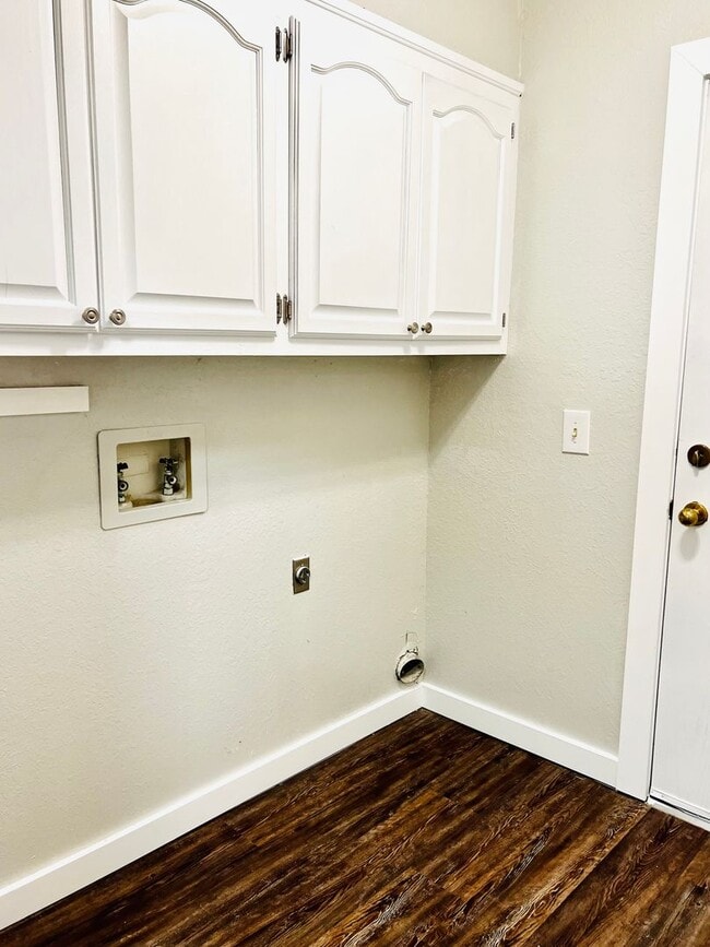 Building Photo - Beautiful 3BD 2BA Corner-Lot Home Located ...