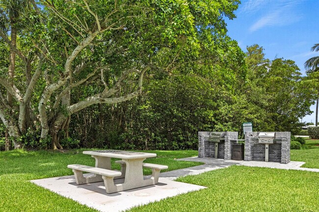 Building Photo - 801 S Ocean Dr