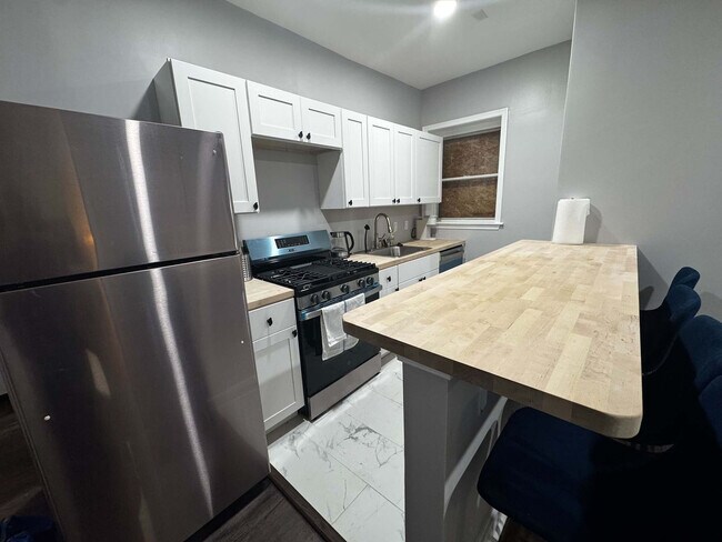 Building Photo - 126 Bainbridge St