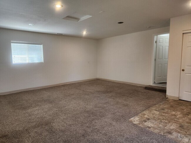 Building Photo - Cute 3 bedroom, 2.5 bath two story home with 1448 sq ft of living space