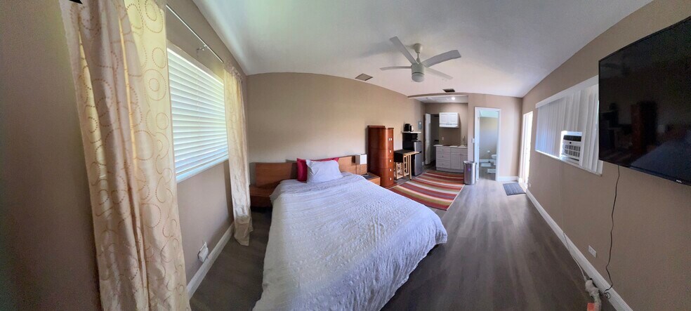 Building Photo - 880 NW 72nd Ter