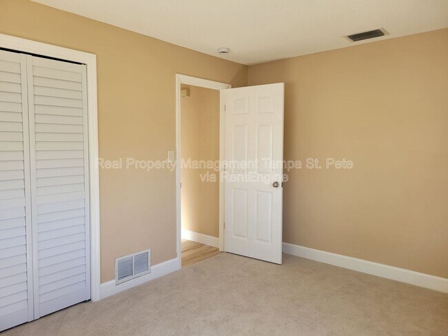 Building Photo - 1985 Cove Dr