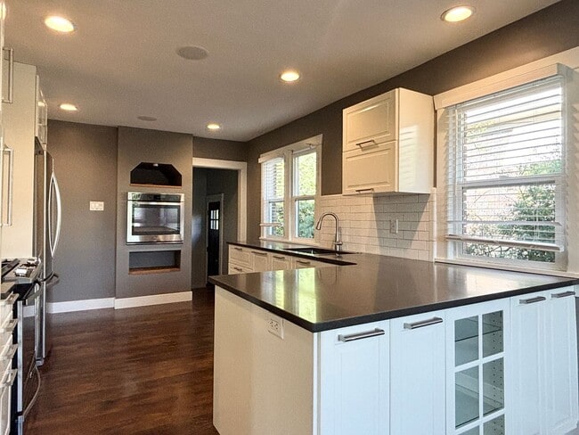 Building Photo - Stunning Remodel Near 9th & 9th!
