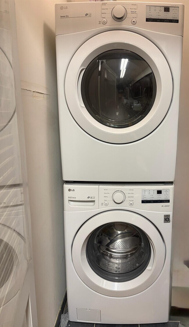 Building Photo - 5501 Hudson Ave