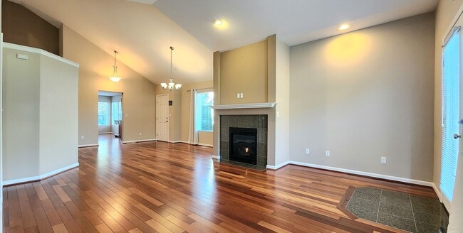 Building Photo - Lake Stevens 3 Bedroom Home in Gated Commu...