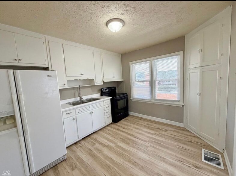 Building Photo - 4002 Rookwood Ave