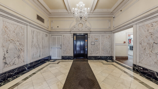 Lobby - Weissinger-Gaulbert Apartments