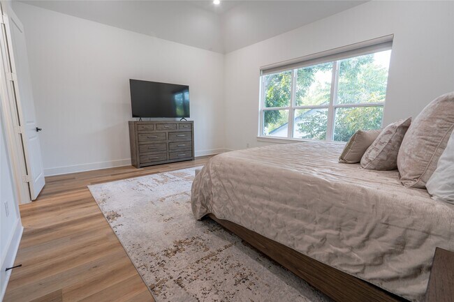 Building Photo - 1307 E 27th St