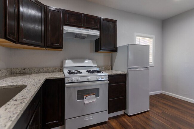 Building Photo - Central 2 Bedroom 2 Bath