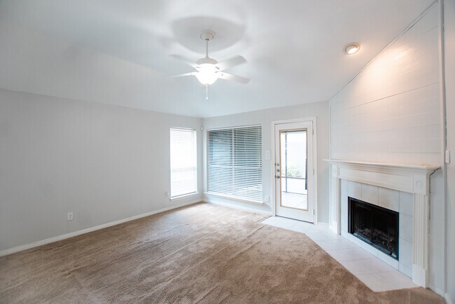 Building Photo - 1722 Red Oak Terrace