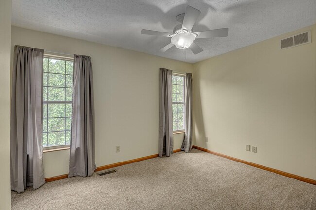 Building Photo - 330 River Rd