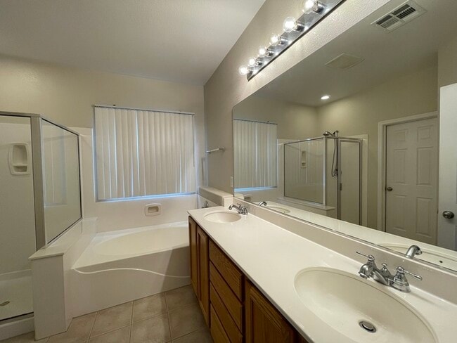 Building Photo - Carry Over Showing: This property has been...