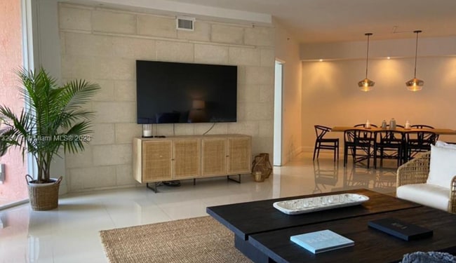 Building Photo - Beautiful 3 bedroom unit furnished for Ren...