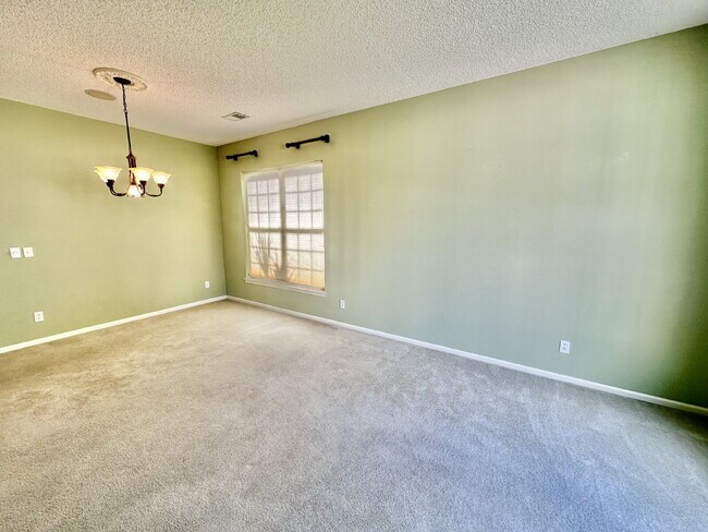 Building Photo - Outstanding Two Bedroom Home in Sun City!