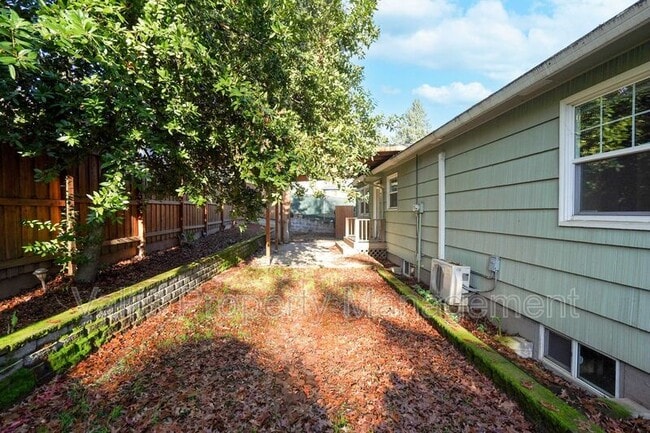 Building Photo - 1025 Terrace Dr NW