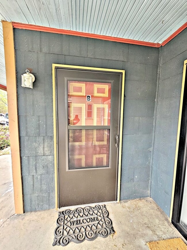 Building Photo - 614 3rd Ave SW