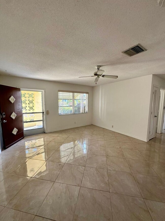 Building Photo - 55+ Community Tamarac Single Family 2 bedr...