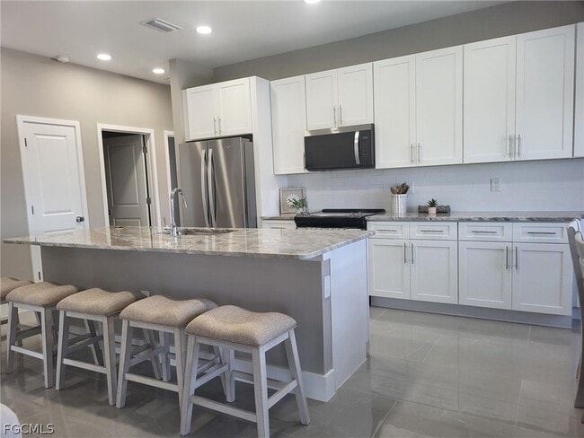 Building Photo - 654 NE 5th Pl