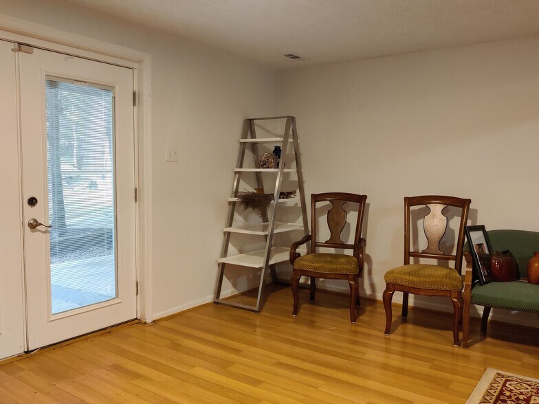 Building Photo - 332 Greenhill Way