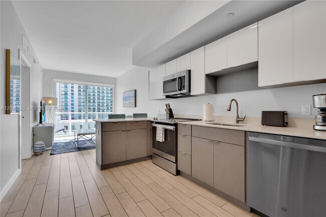 Building Photo - 321 NE 26th St