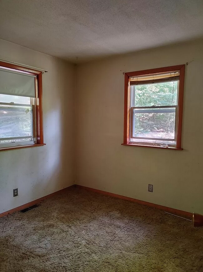 Building Photo - IRONTON - 2 bed with full basement, Nice L...