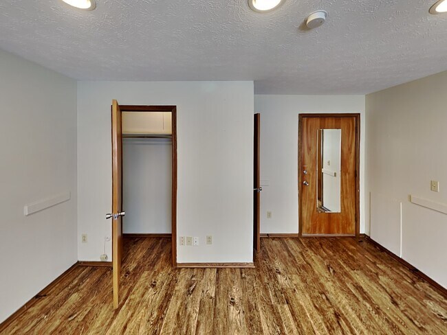 Building Photo - 49 E 14th Ave