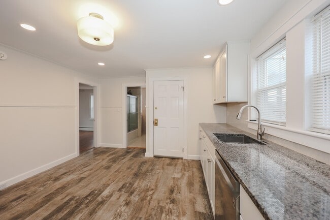 Building Photo - 154 Manning St