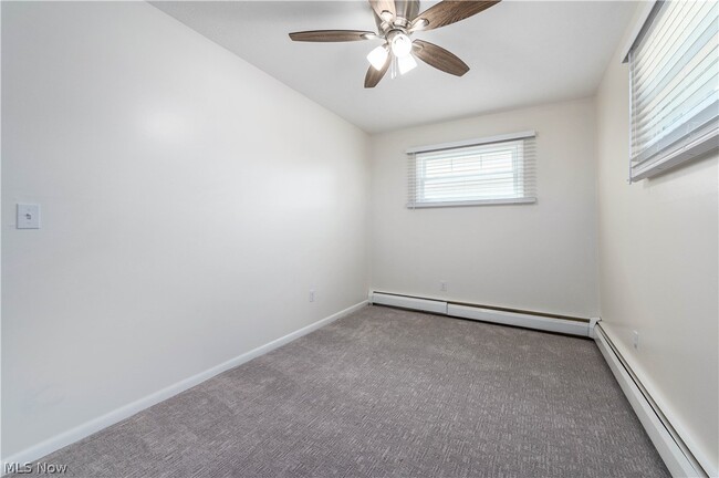 Building Photo - 3844 Edgewater Dr
