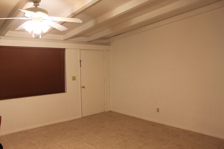 Building Photo - 2121 N Country Club Rd