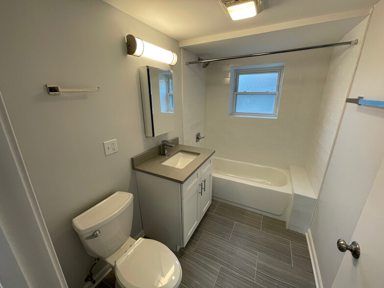 Bathroom - 4737 N Maplewood Ave