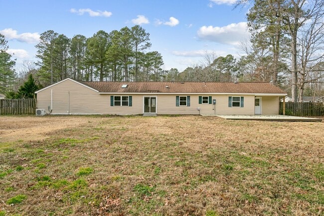 Building Photo - Updated Large Home with Private In-Law Suite Near Gloucester Main Street