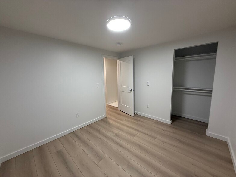 Building Photo - 418 Oak St