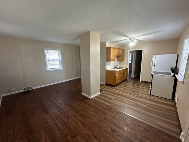 Building Photo - $1100 - 2 Bedroom Home